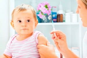 Ребенку делаю прививку