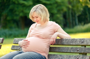 Болит правый бок внизу живота при беременности: причины, лечение