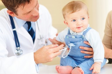 Каких врачей нужно пройти до года ребенку