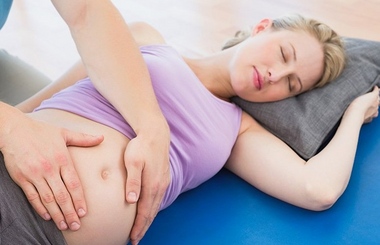 Болит левый бок внизу живота при беременности: что это значит?
