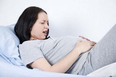 Боль в правом боку при беременности: что означает?