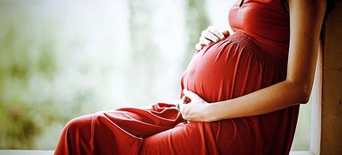 С чем связаны боли внизу живота и пояснице в первые недели беременности