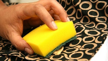 Как убрать жевательную резинку с одежды, волос, ковра